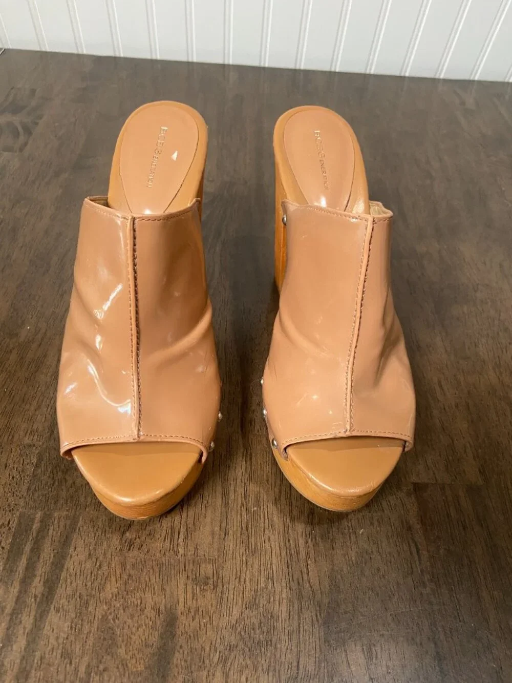 BCBG Karena Platform Clog Mules Tan Patent Studded Wooden Heel Y2K Size 10
